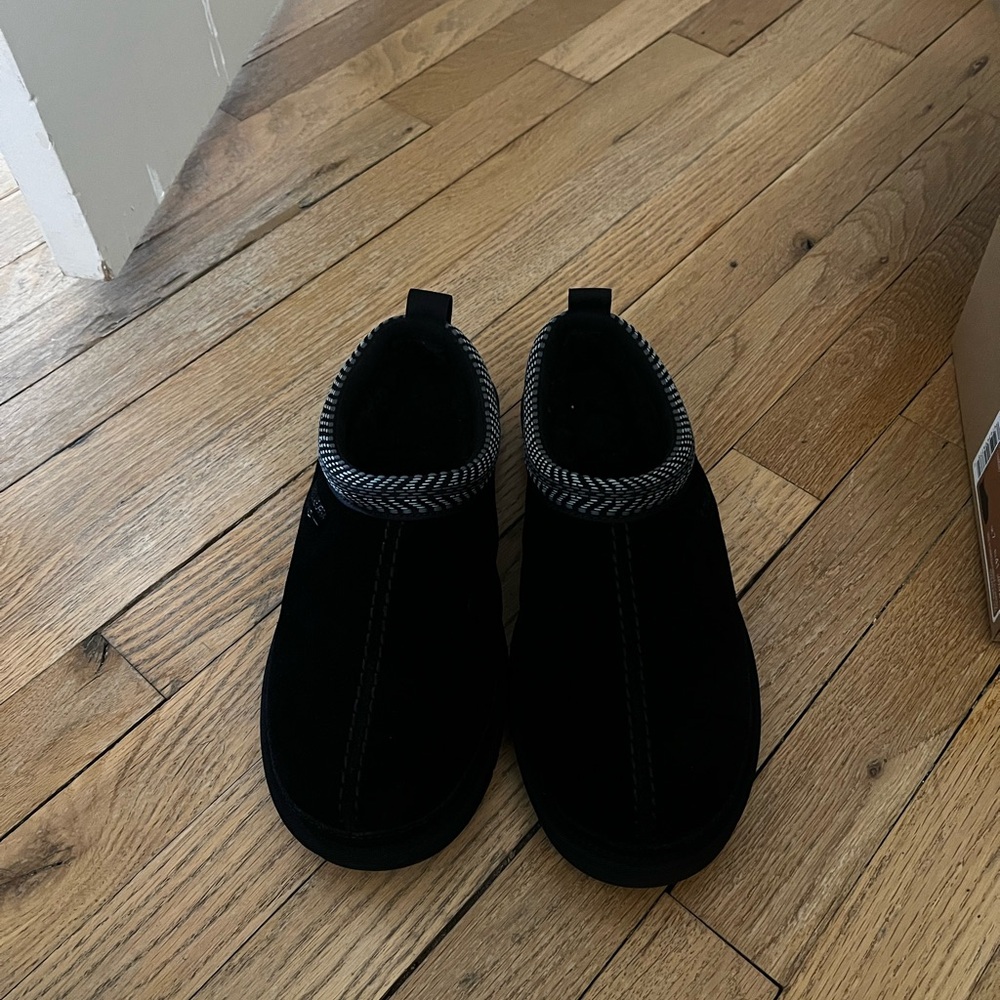 Black Men’s Koolaburra By UGG Slippers (Never Worn)